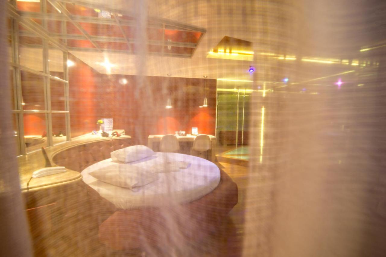 A2 - E Love hotel