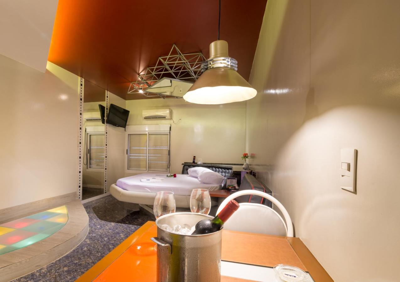 A2 - E Love hotel
