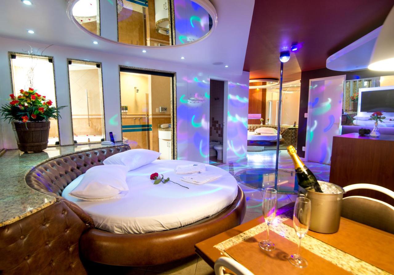 A2 - E Love hotel *