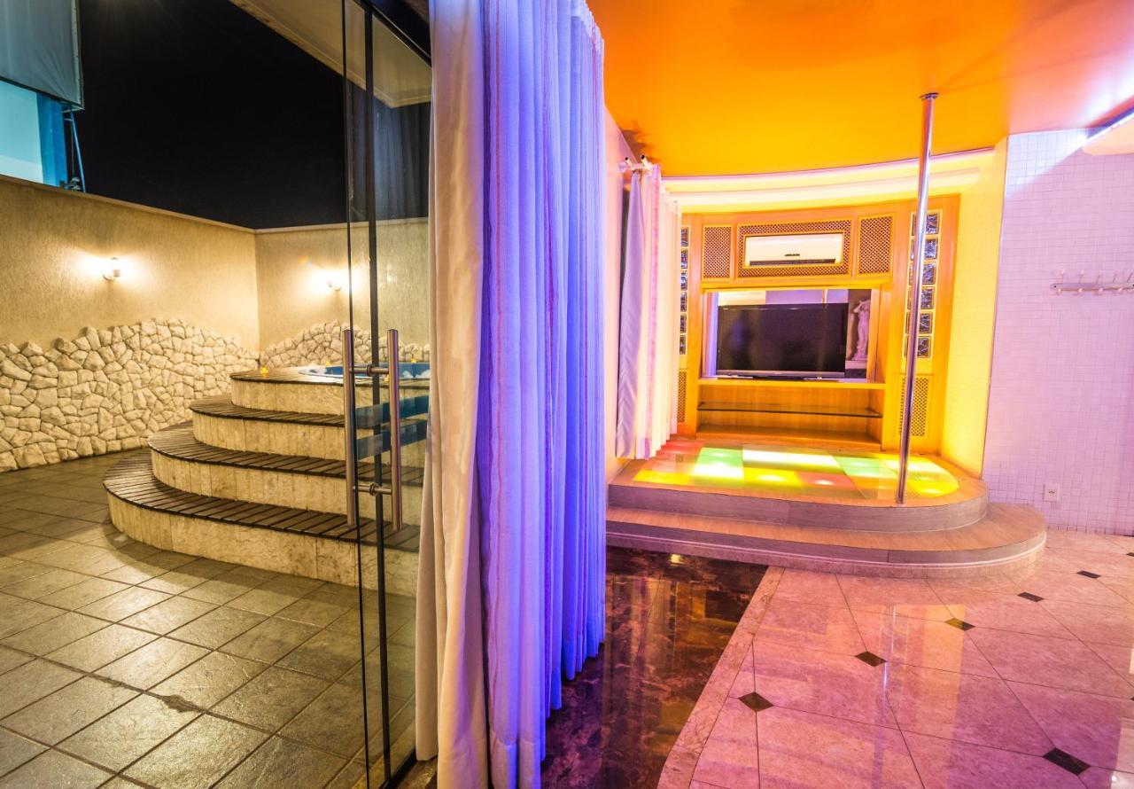 A2 - E Love hotel
