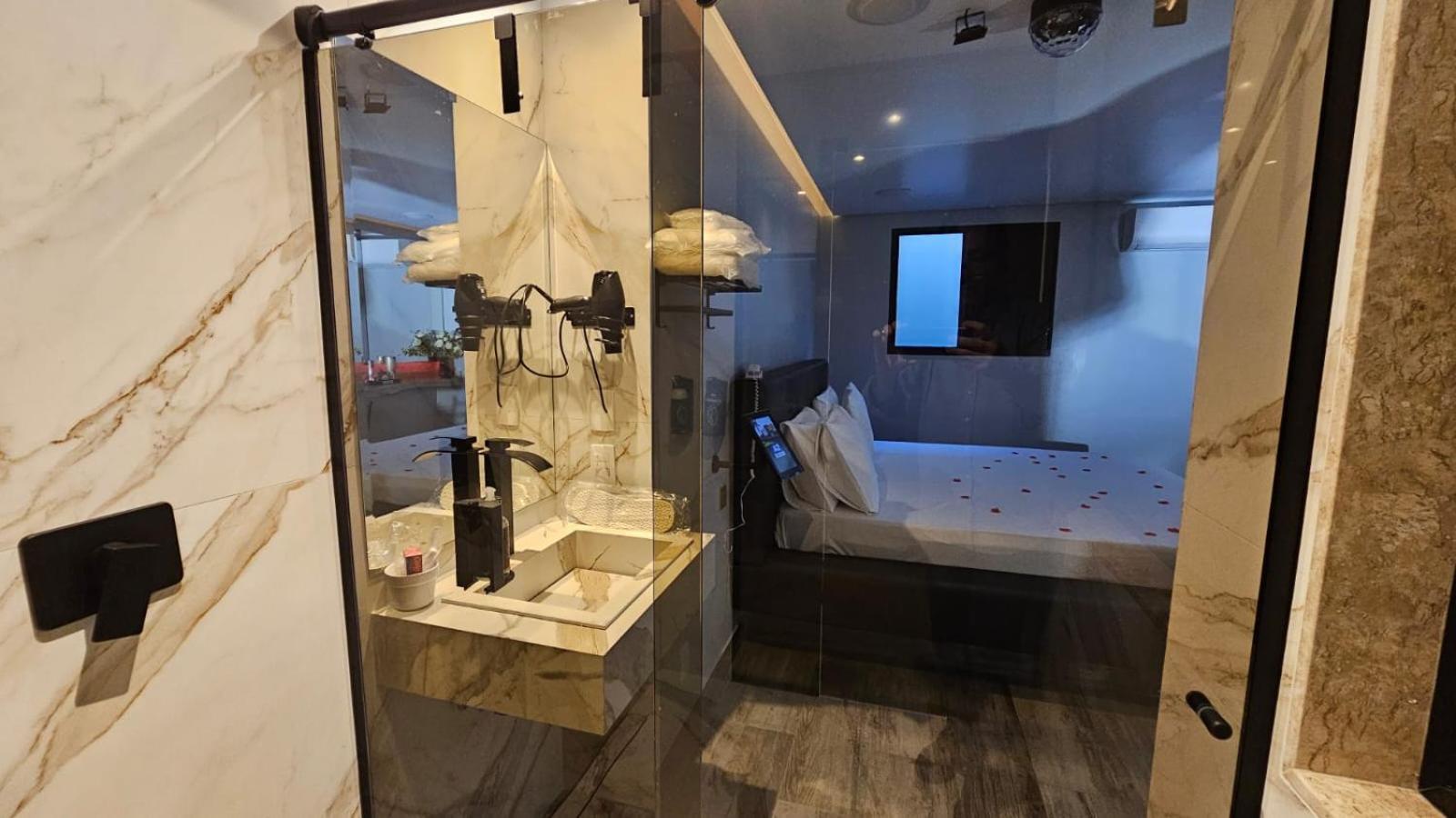 Love hotel A2 - E