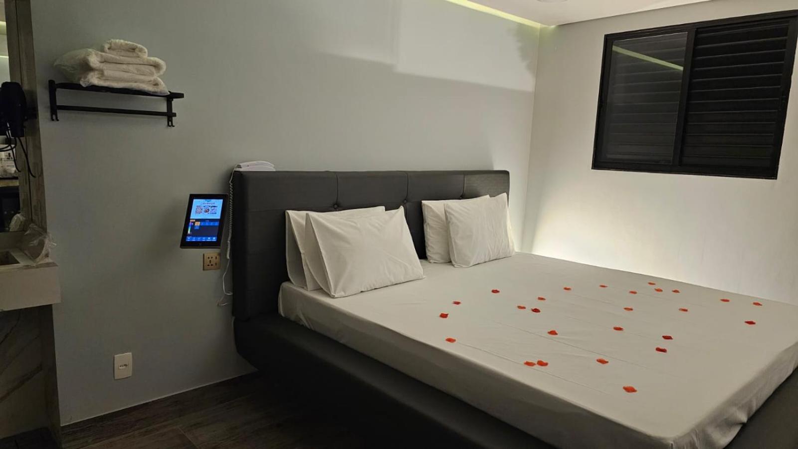 A2 - E Love hotel