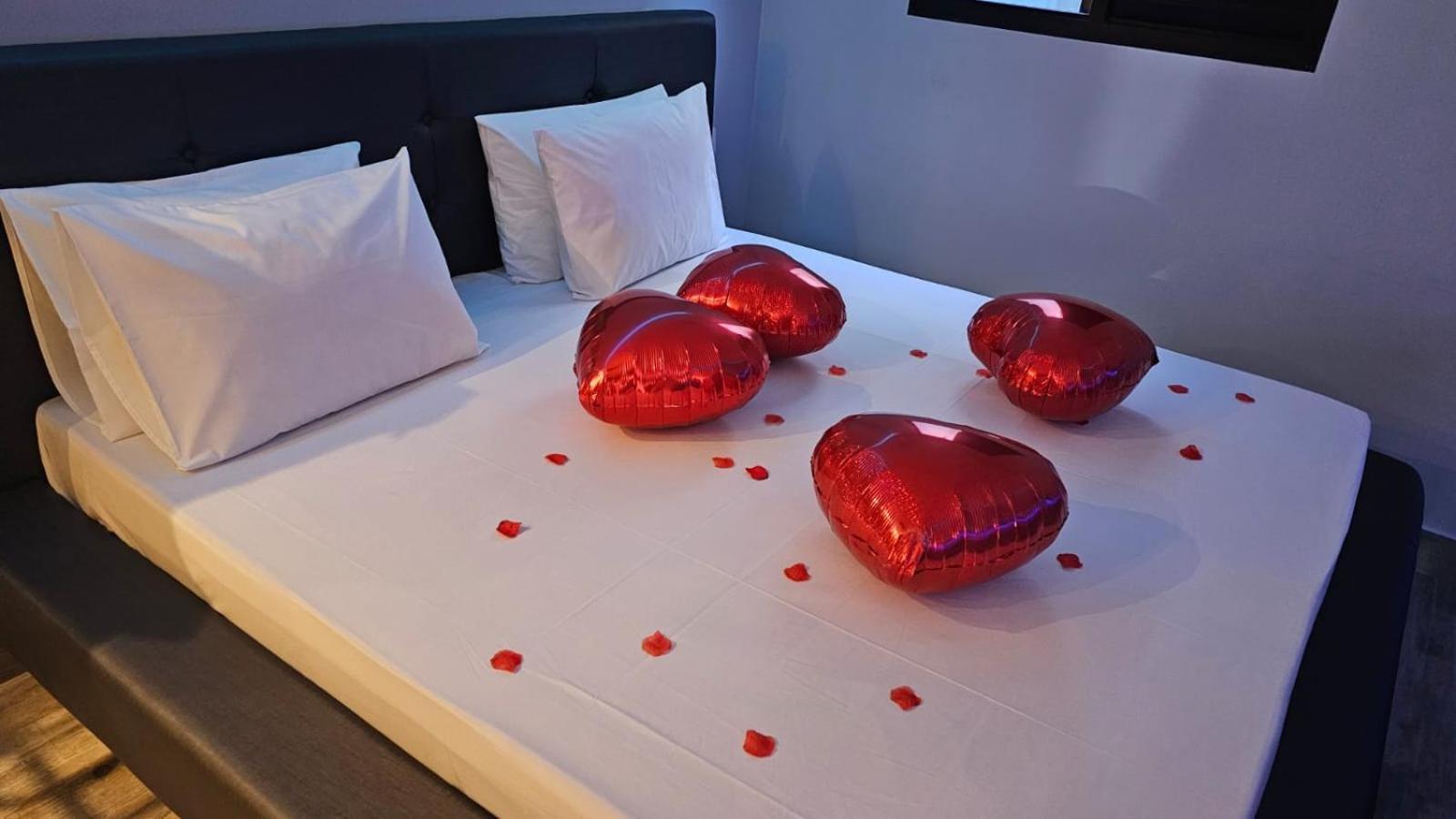 A2 - E Love hotel