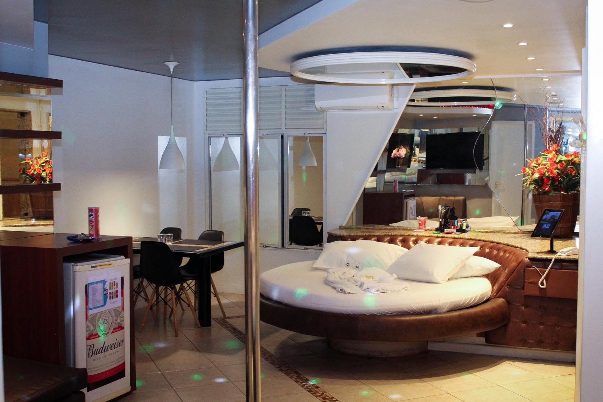 A2 - E Love hotel