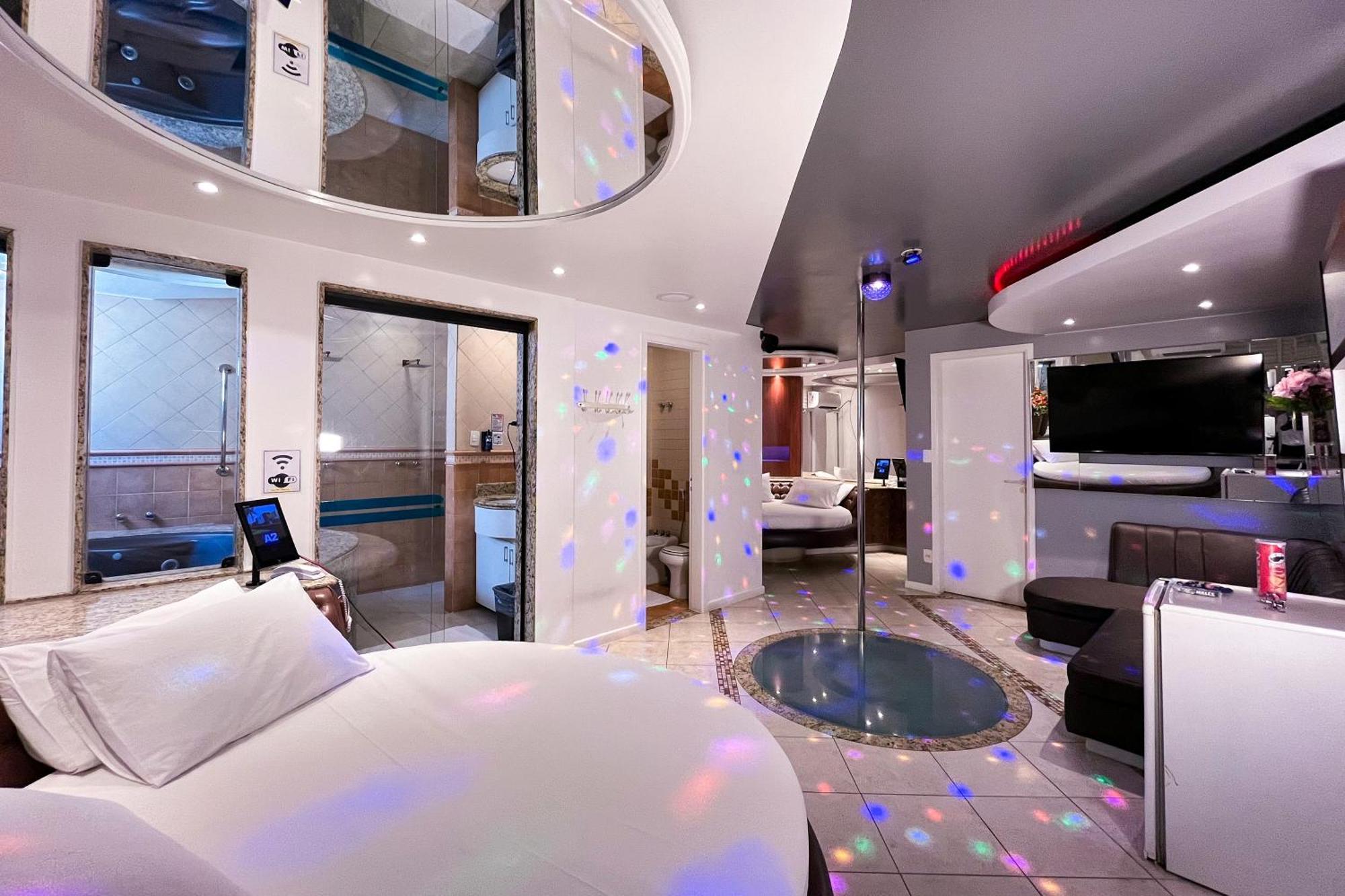 A2 - E Love hotel *
