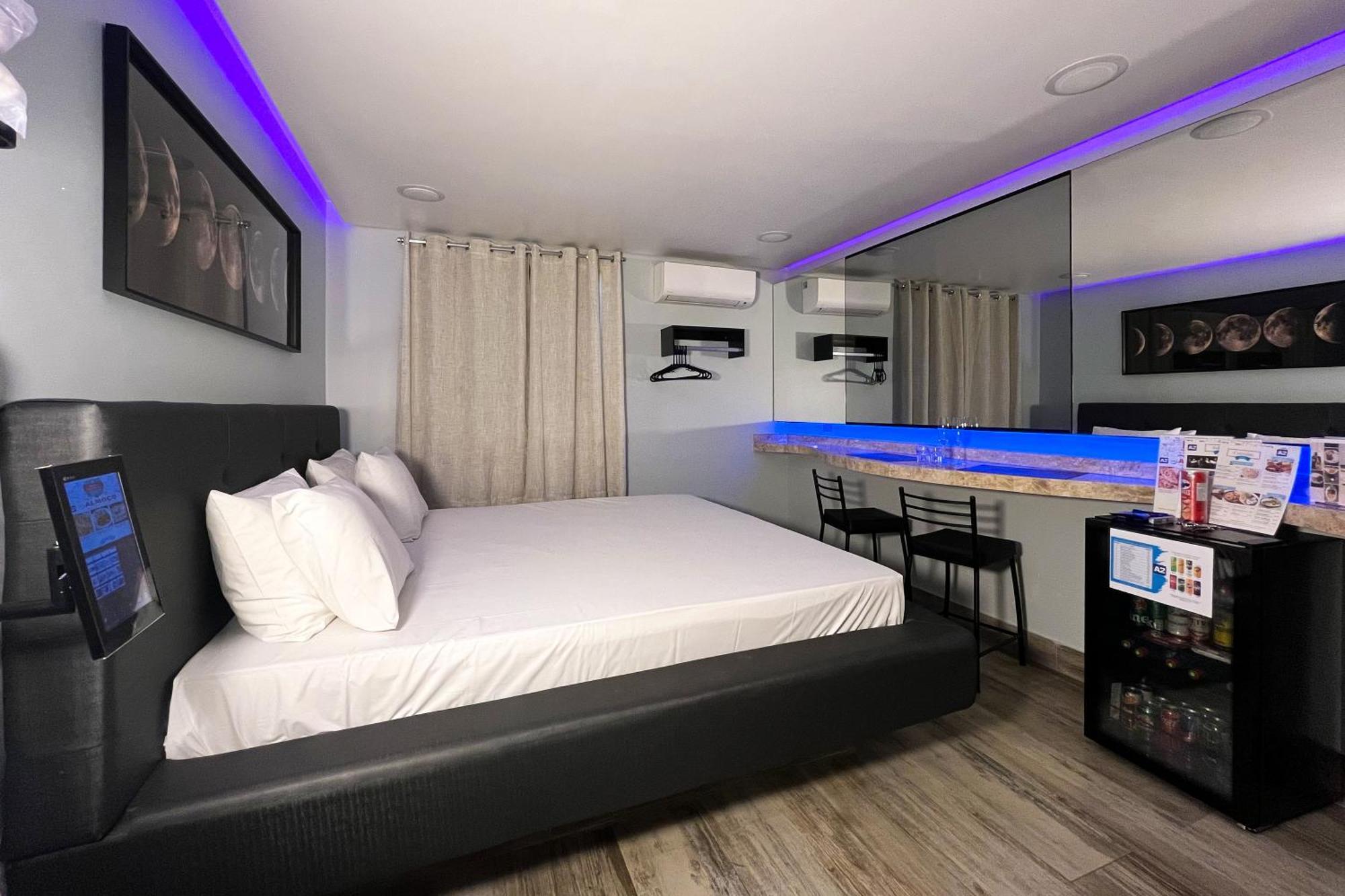 A2 - E Love hotel *